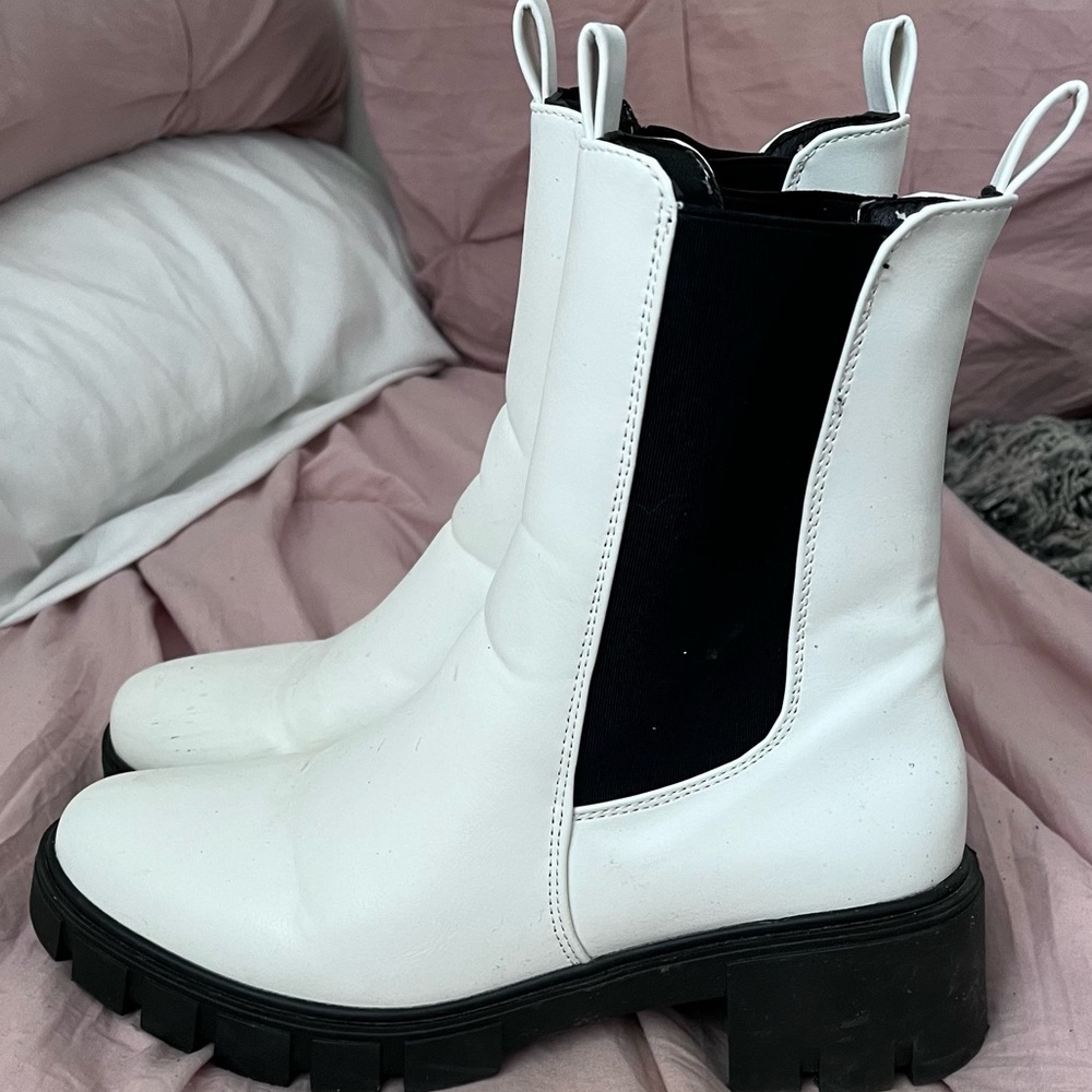 Women’s boots white and black size 8